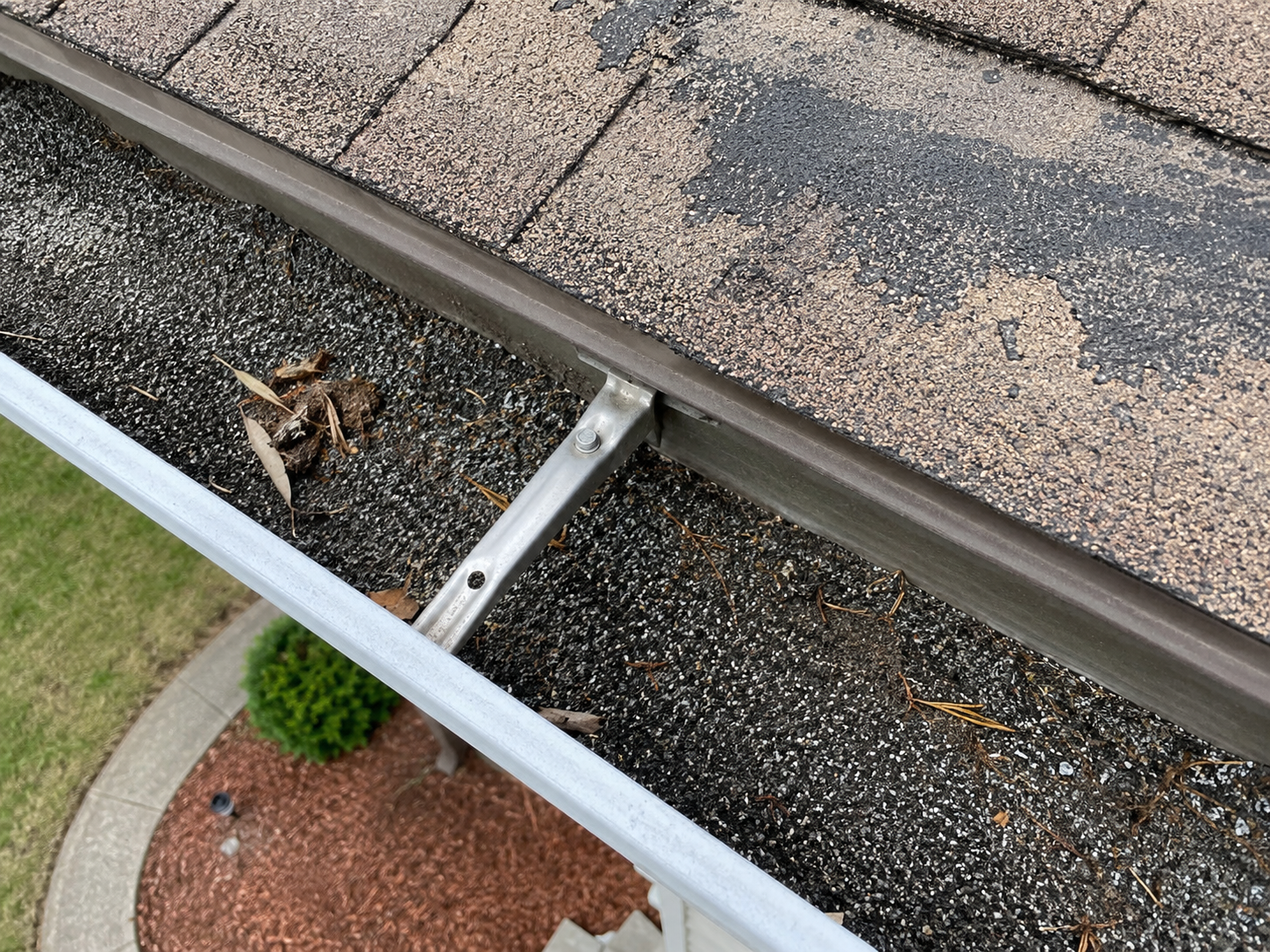 Heavy granules in roof gutter